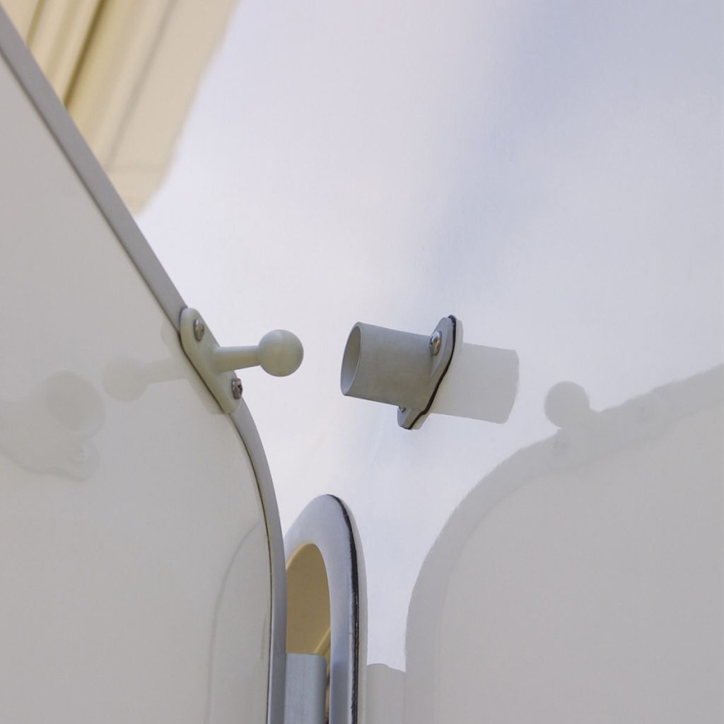 Aretace vstupních dveří s kulovým kloubem