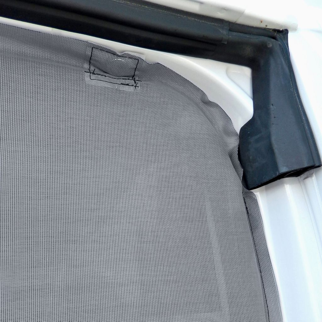 Ochranná síť proti hmyzu, posuvné dveře s magnetickým upevněním