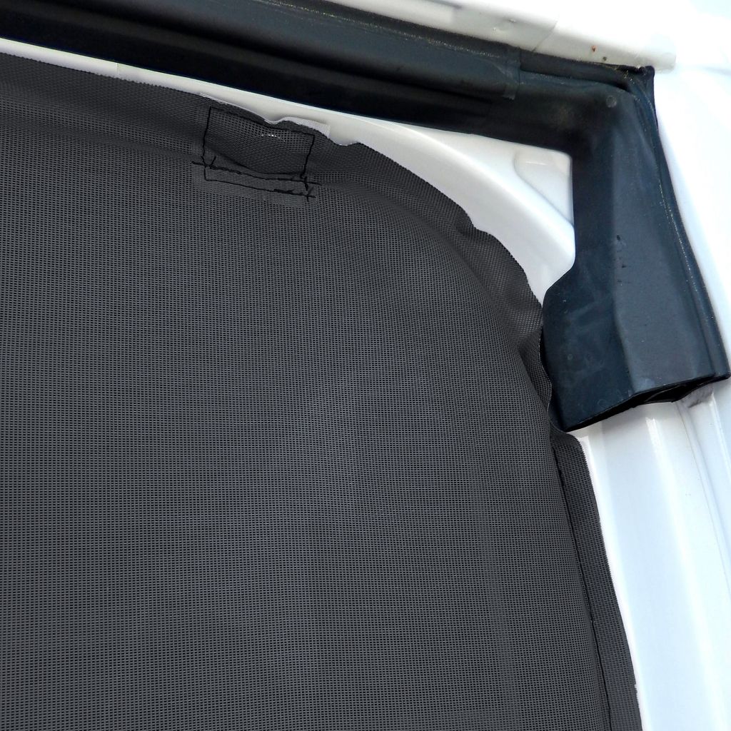 Ochranná síť proti hmyzu, zadní dveře s magnetickým upevněním