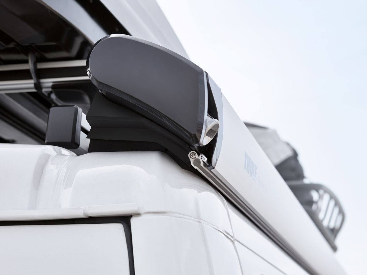 Thule Omnistor 6300 Ducato, stříbrná s černými kryty, 400 cm