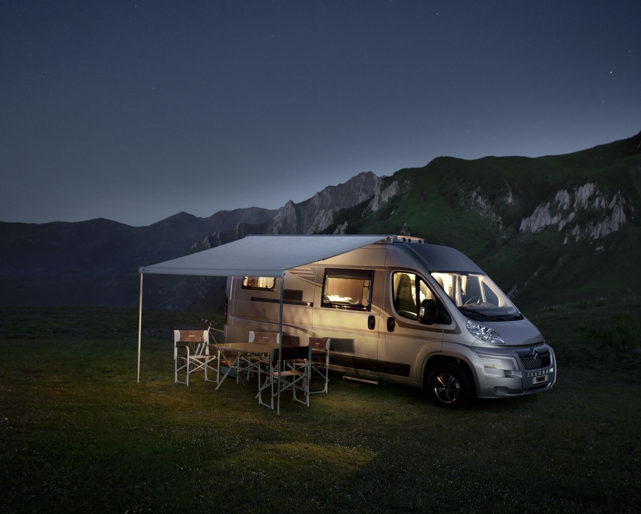 Thule Omnistor 6300 Ducato, stříbrná s šedými kryty, 325 cm