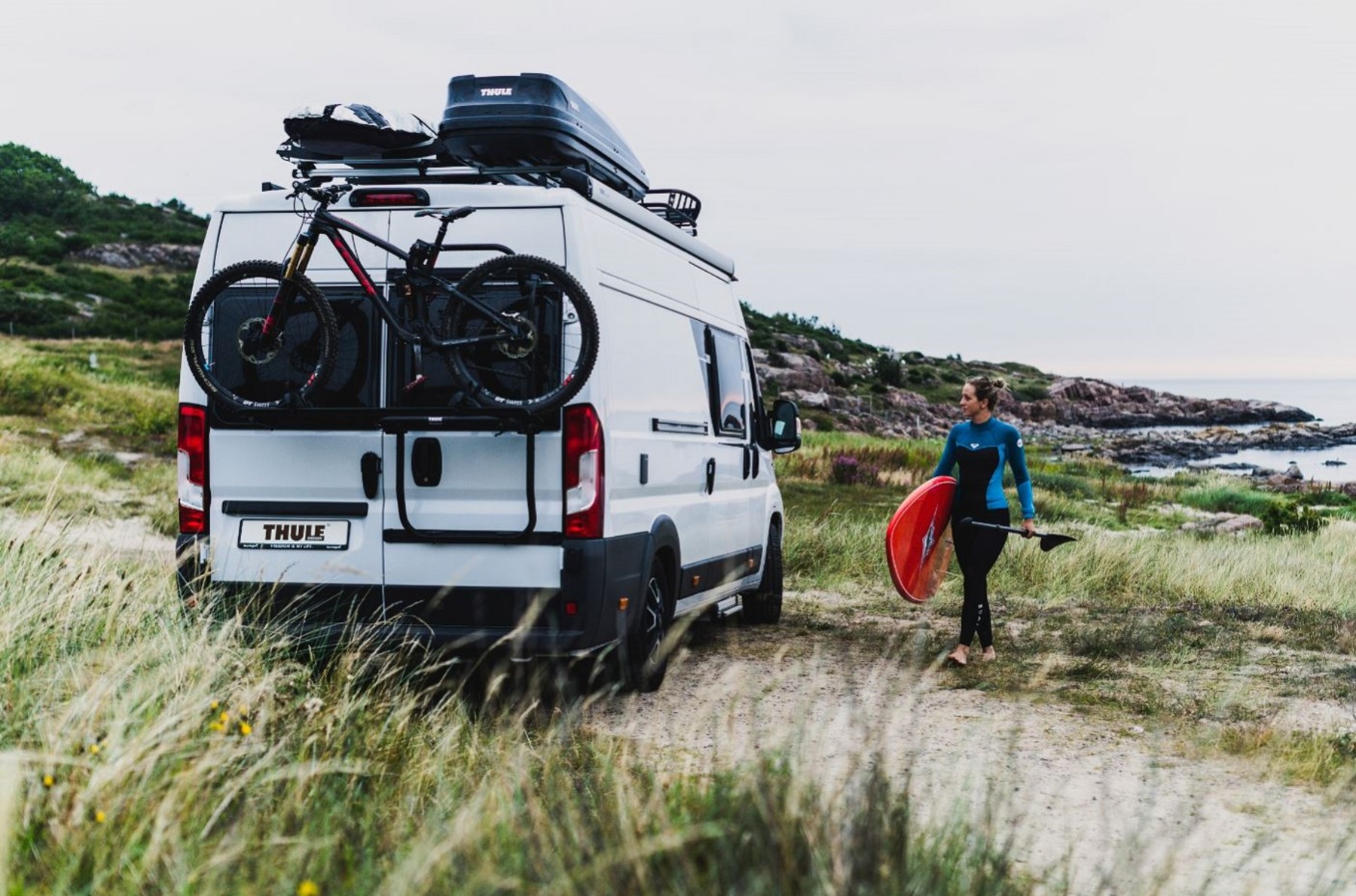Upevňovací lišty Thule Elite Van XT MB Sprinter, VW Crafter, černá